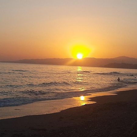 Apartamento En Primera Linea De Playa, Con Piscina Y Garaje En Torrox Costa Luaran gambar