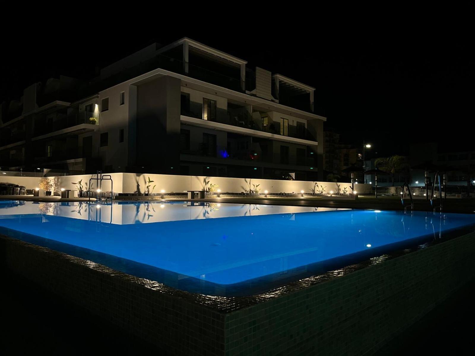 Apartamento En Primera Linea De Playa, Con Piscina Y Garaje En Torrox Costa Luaran gambar